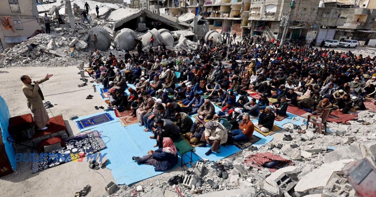 Solat Jumaat pertama Ramadan tepi runtuhan masjid