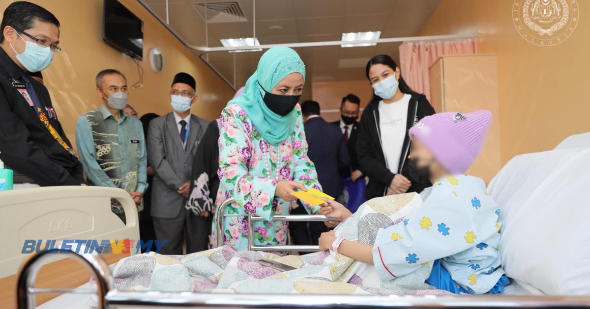 Raja Permaisuri Agong ziarah pesakit kanak-kanak Hospital Tunku Azizah KL