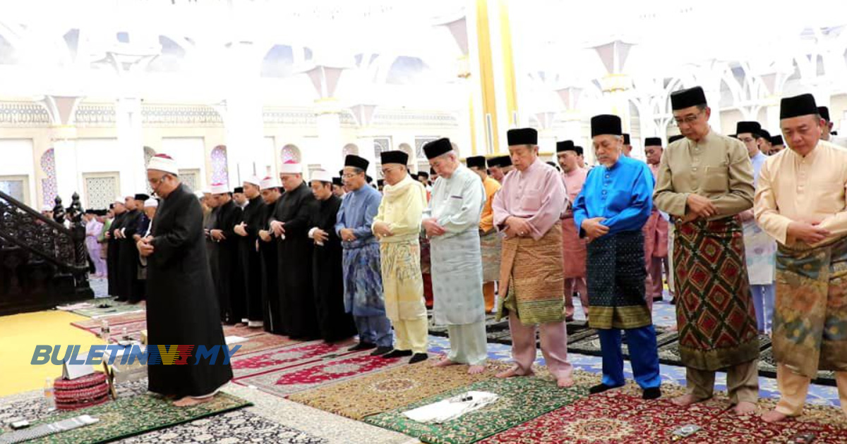 Yang di-Pertua Negeri Sarawak dan Premier tunai solat sunat Aidilfitri bersama ribuan jemaah