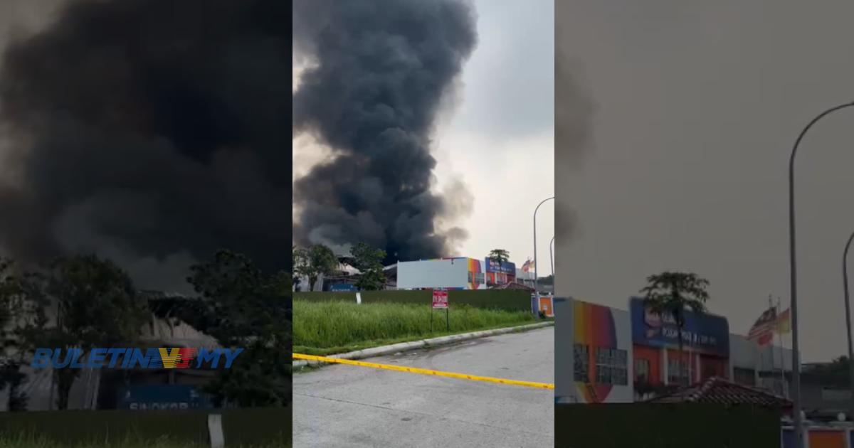 [VIDEO] Kebakaran 2 kilang cat di Meru masih belum dipadam sepenuhnya