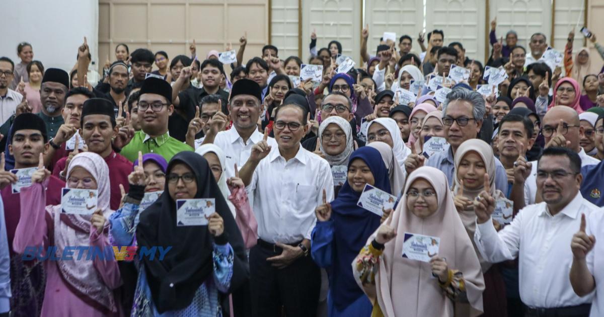 Pelajar cemerlang Orang Asli, SMA Pahang terima sumbangan wang tunai