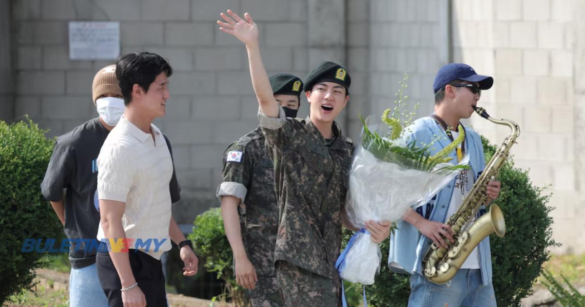 Jin BTS menamatkan perkhidmatan latihan tentera 
