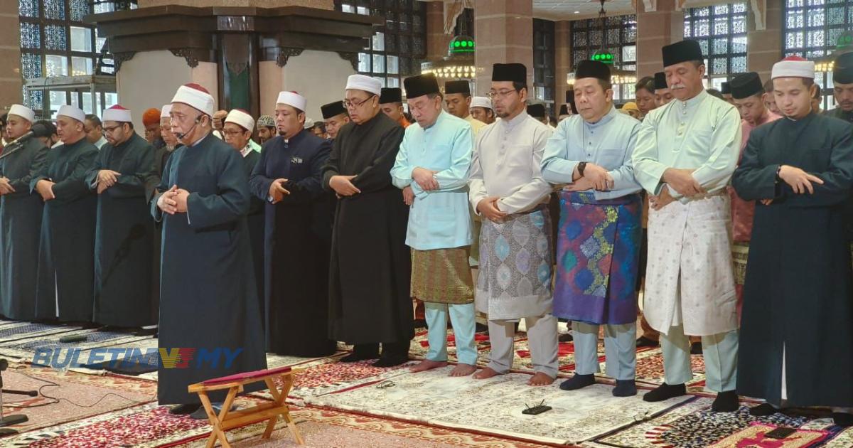 PM solat sunat Aidiladha bersama jemaah di Putrajaya