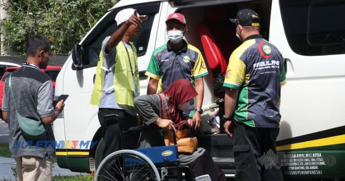 [VIDEO] PRK DUN Sungai Bakap: Wanita hidap strok dibawa dengan ambulans ke pusat mengundi