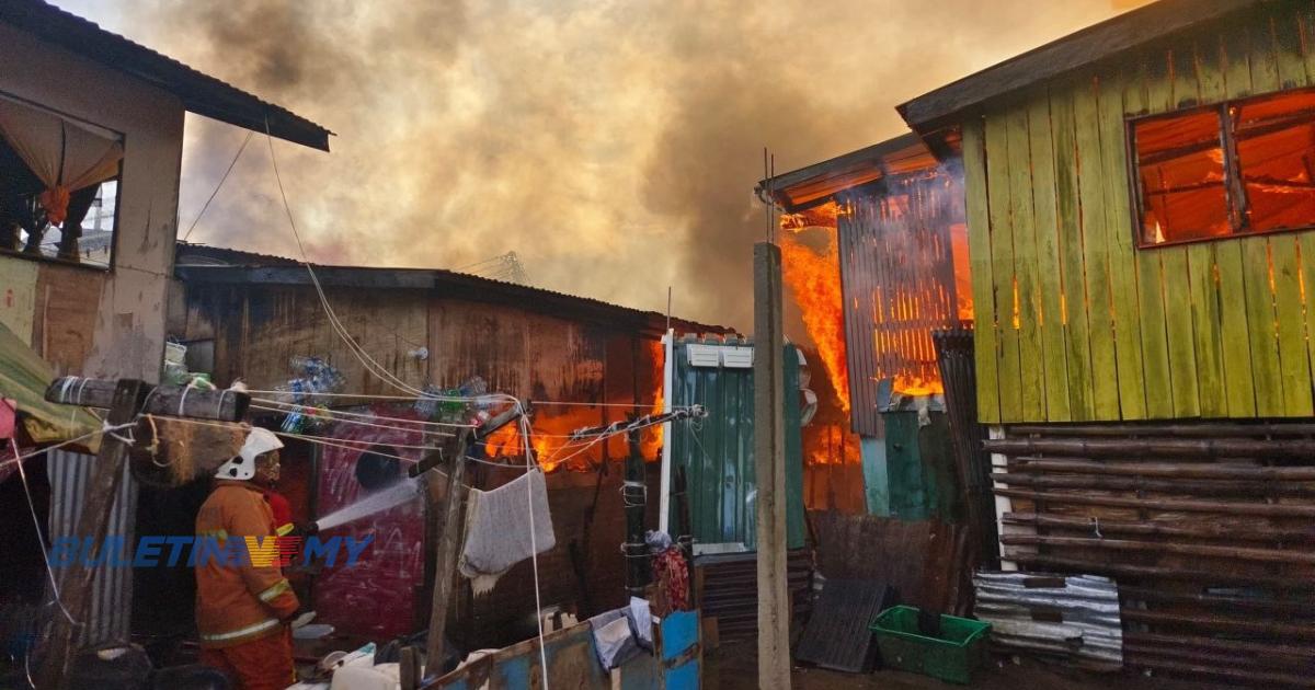 [VIDEO] 10 rumah musnah dalam kebakaran 