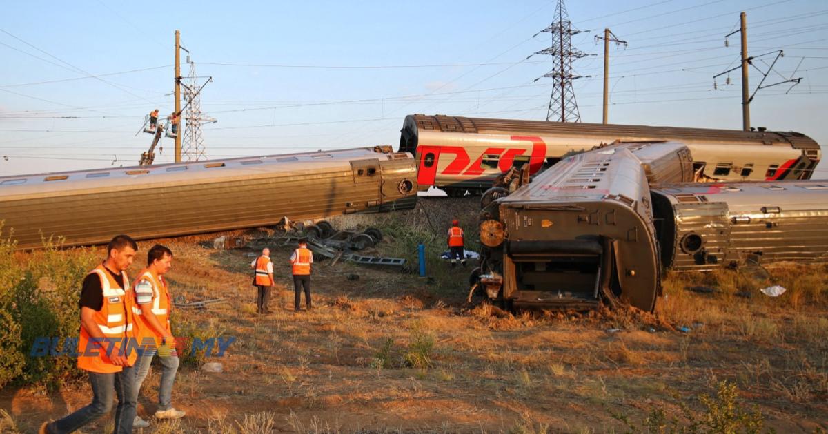 Lebih 140 cedera, kereta api bertembung trak