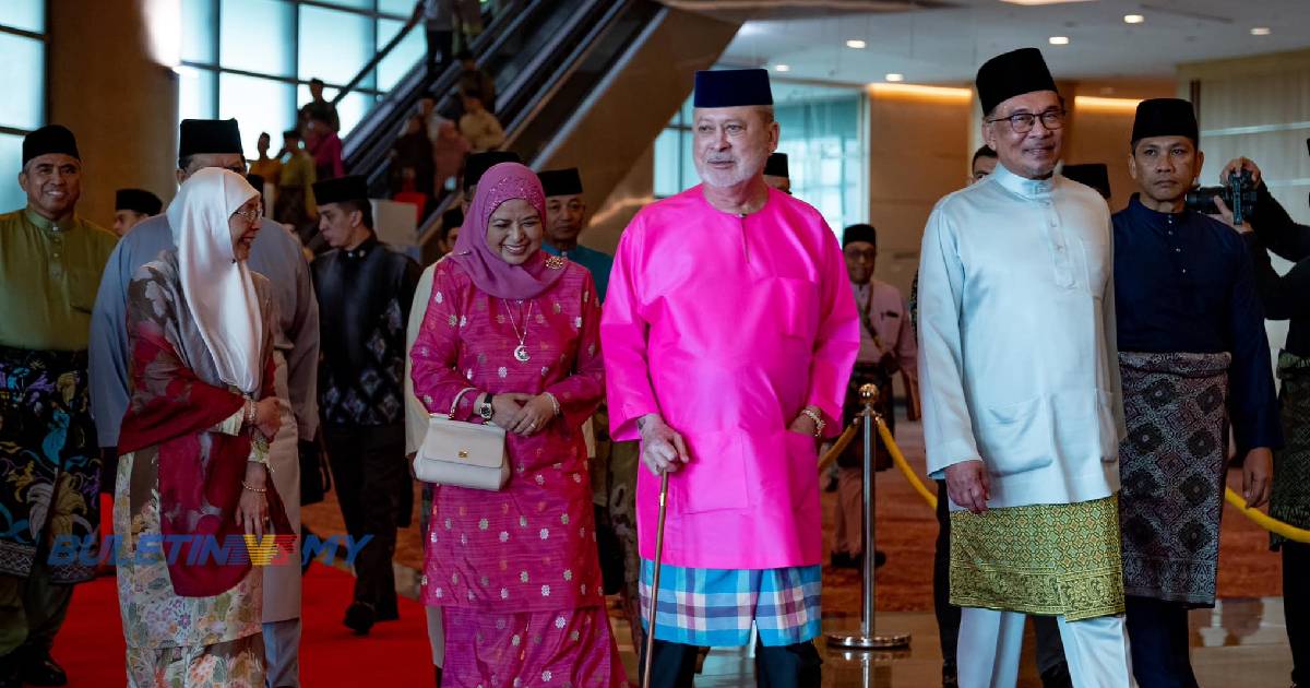 [VIDEO] Yang di-Pertuan Agong berkenan berangkat ke Majlis Sambutan Maulidur Rasul peringkat Kebangsaan