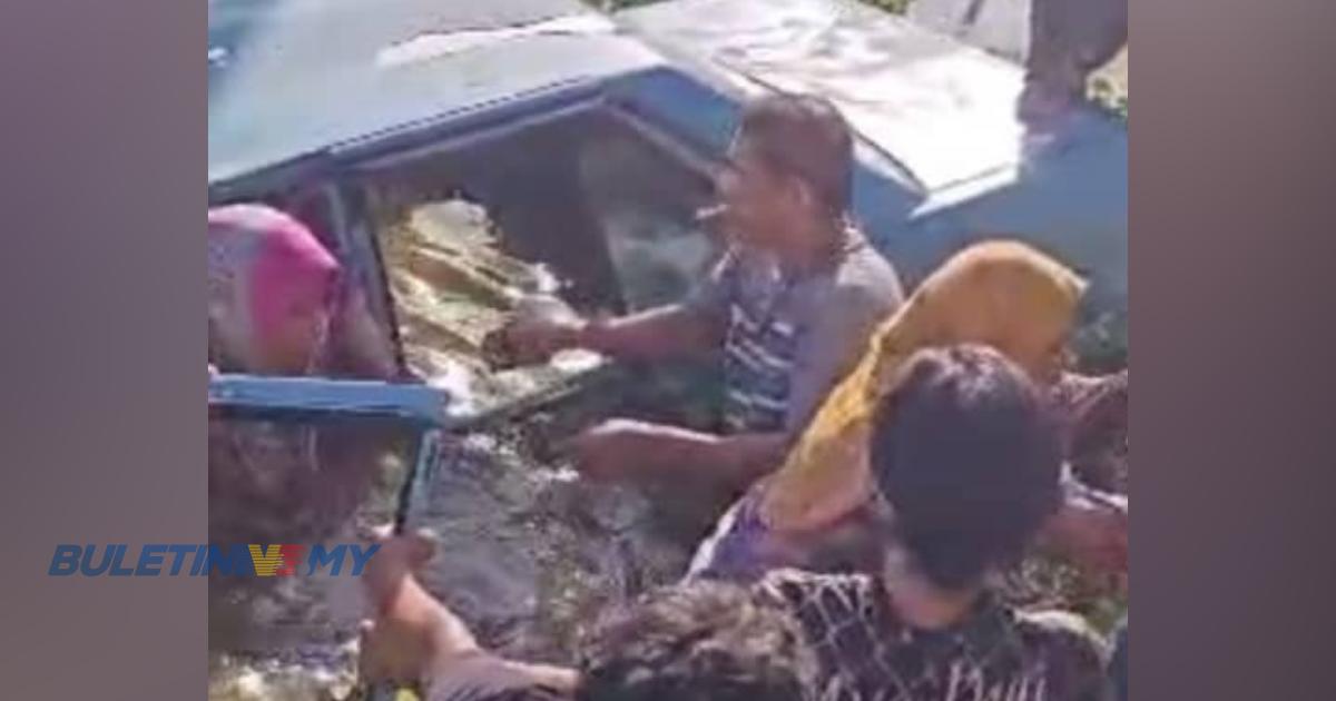 [VIDEO] Penduduk kampung bantu mangsa kereta terbabas ke dalam tali air