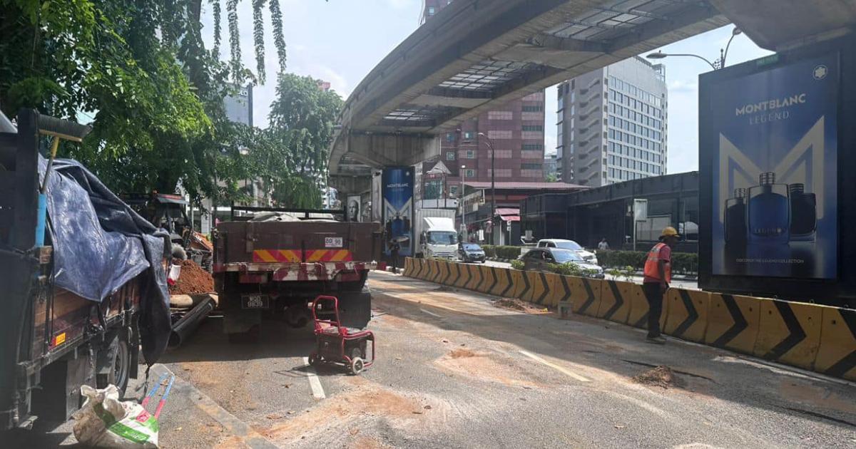 Kerja baik pulih paip pecah berhampiran Jalan Sultan Ismail sedang dijalankan