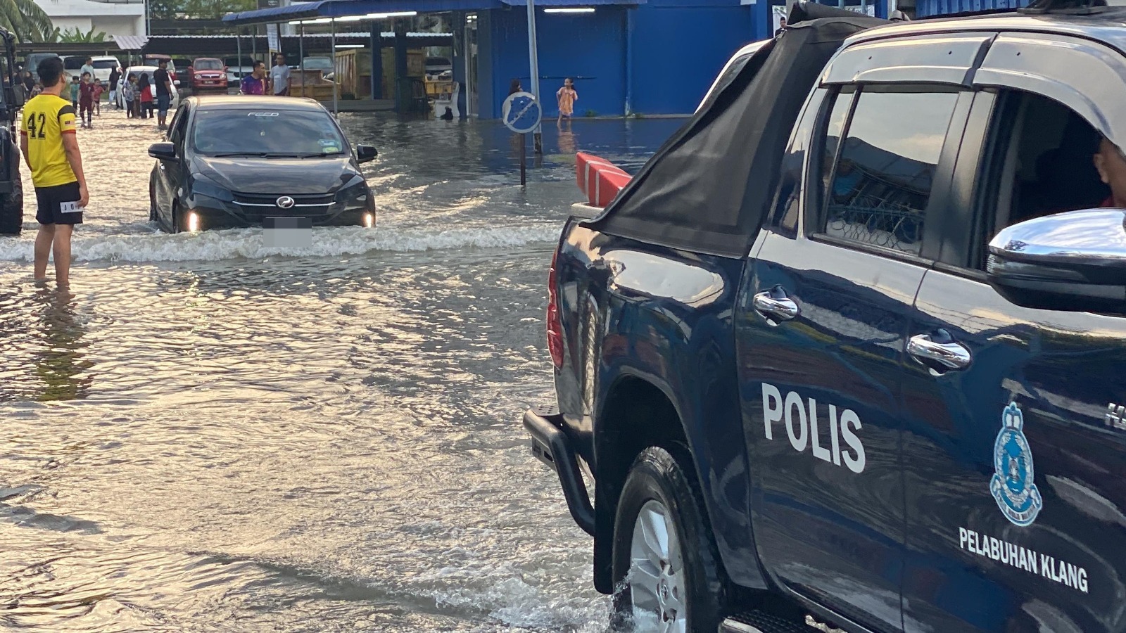 Fenomena air pasang besar: Balai Polis antara premis dinaiki air di Pelabuhan Klang 