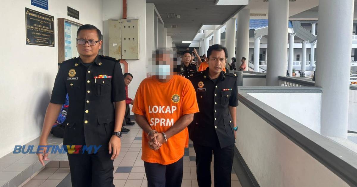 [VIDEO] 2 individu termasuk pengarah syarikat direman disyaki beri, terima rasuah RM2,000