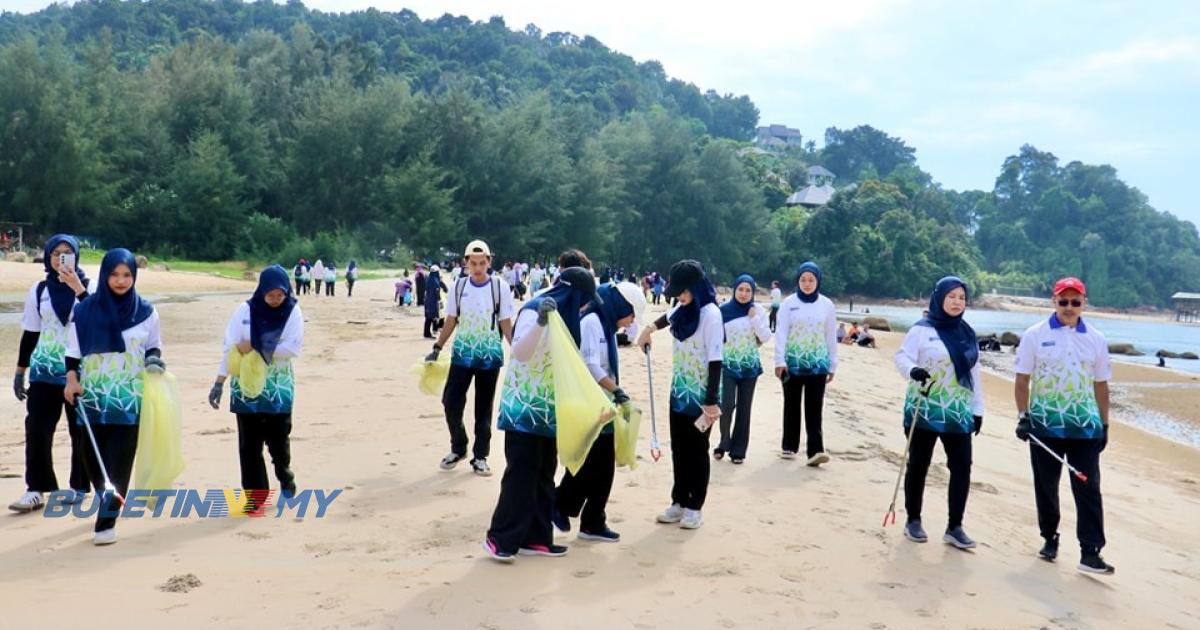 Program bersih pantai PTPTN terap nilai cintakan alam sekitar