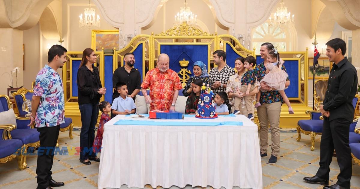 Agong sambut Ulang Tahun Hari Keputeraan ke-66 bersama keluarga