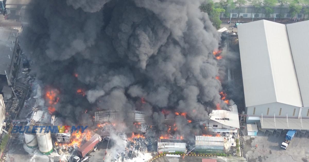 Satu maut, kilang minyak masak terbakar di Jakarta