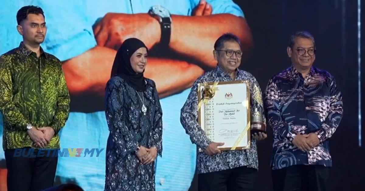 Datuk Lat terima Anugerah Seniman Negara 2024