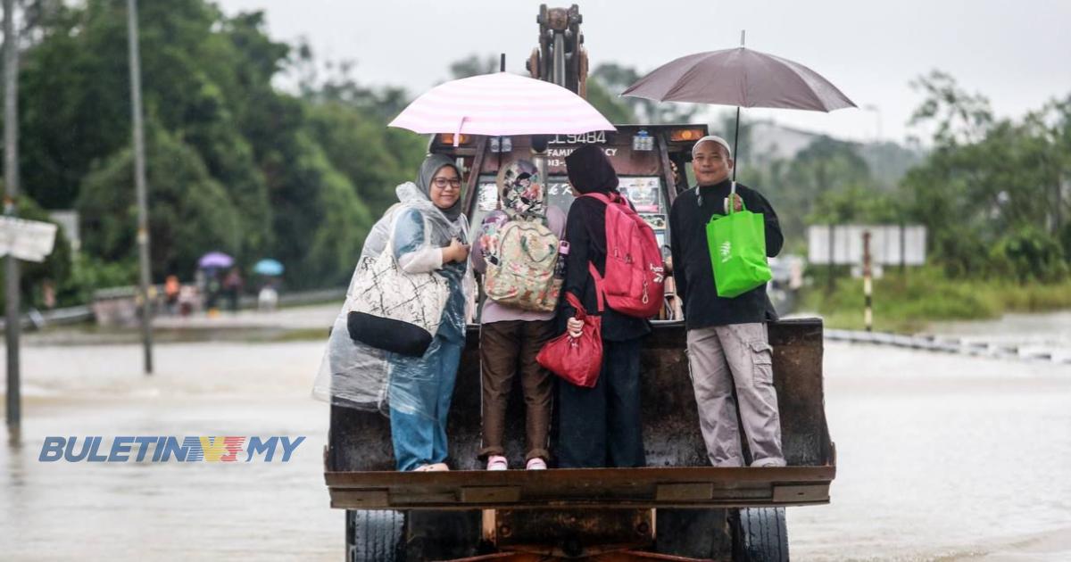 Guna jengkaut bantu orang ramai terjejas banjir