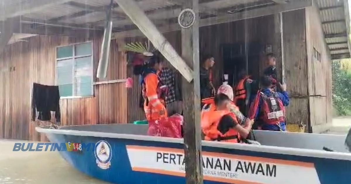 [VIDEO] 6 keluarga cemas selepas rumah dinaiki air hampir 2 meter