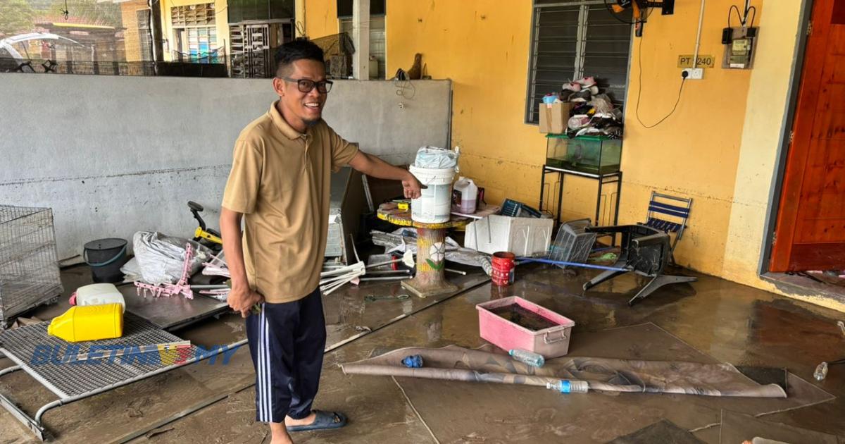 Banjir Terengganu: Penduduk RMM Teluk Kalong pulang, bersihkan kediaman