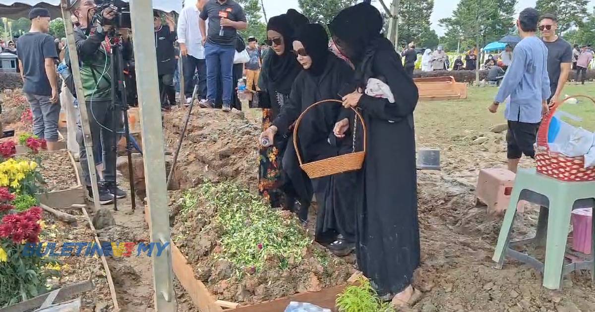 [VIDEO] Jenazah Tan Sri Ahmad Nawab selamat dikebumikan