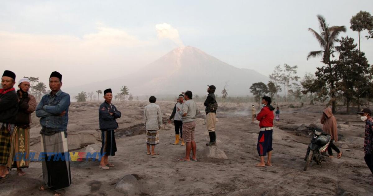 Gunung Semeru di Jawa Timur, Indonesia, meletus