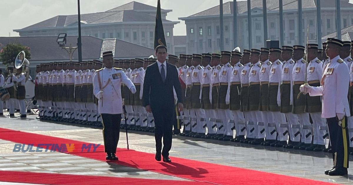 Presiden Turkmenistan diberi sambutan rasmi di Perdana Putra