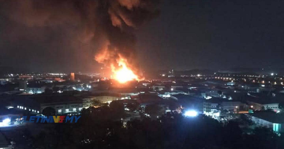 [VIDEO] 3 kilang di Puncak Alam terbakar