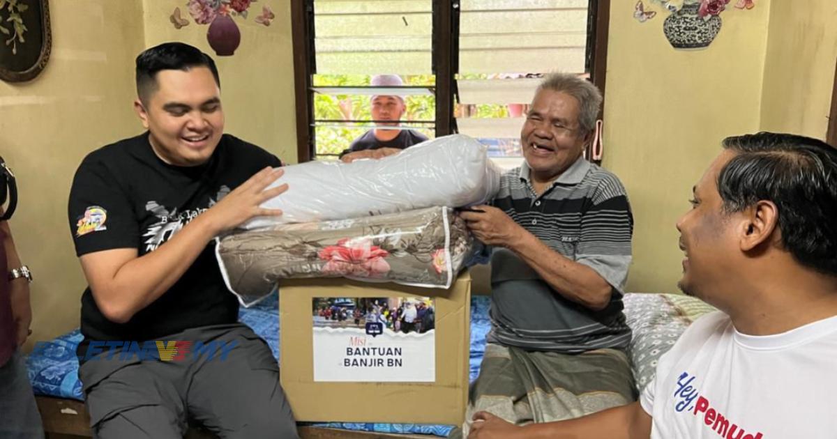 Pemuda BN agih kit makanan kepada mangsa banjir di Terengganu