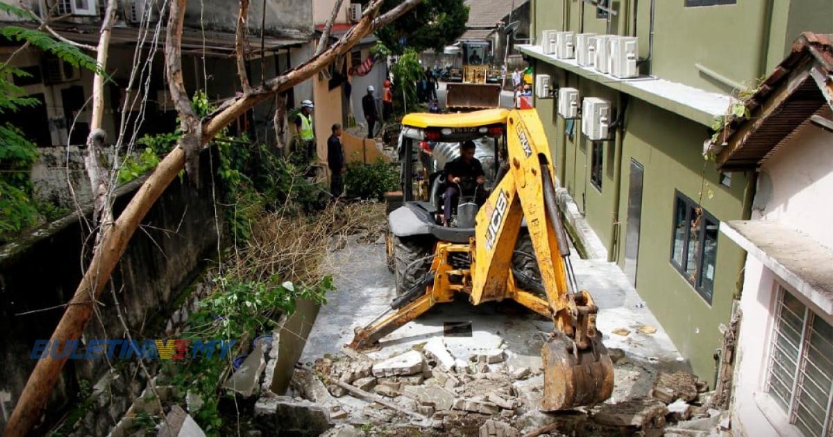 DBKL roboh struktur haram 5 kediaman di Seputeh