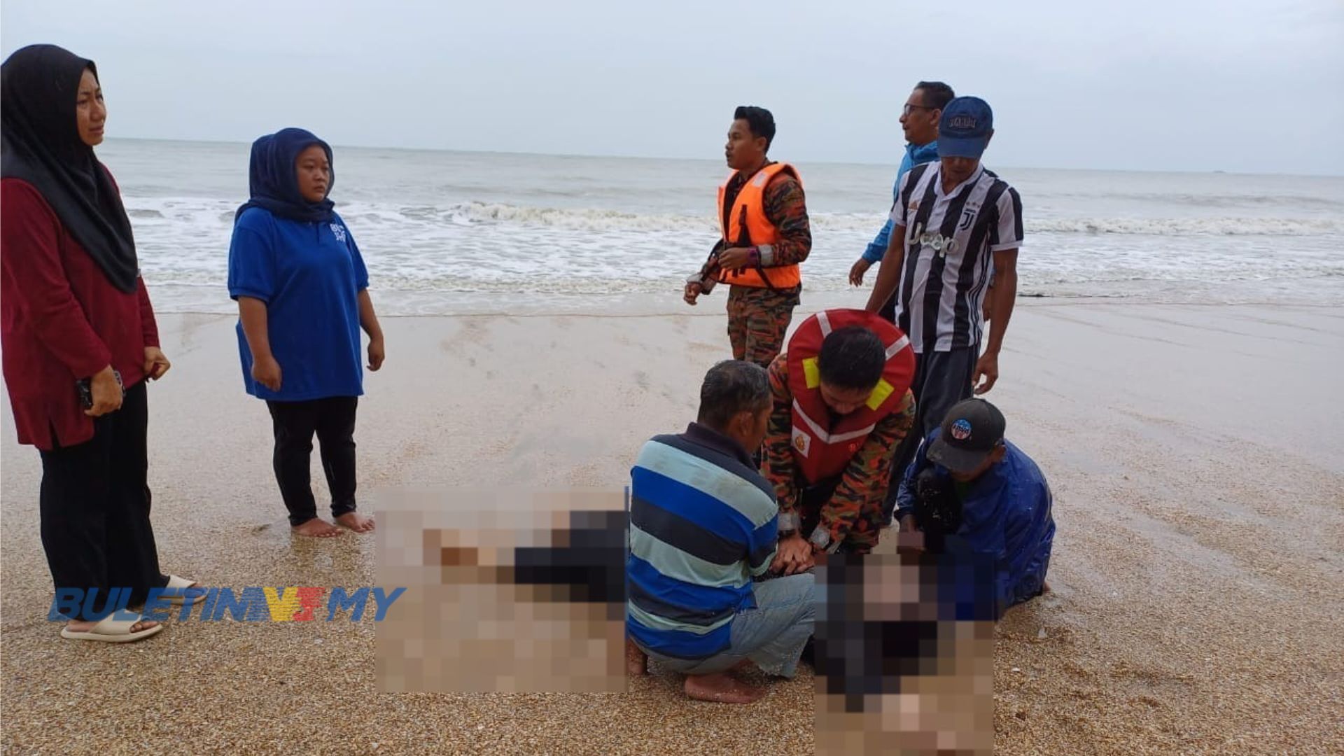 Dua lemas ketika mandi di pantai