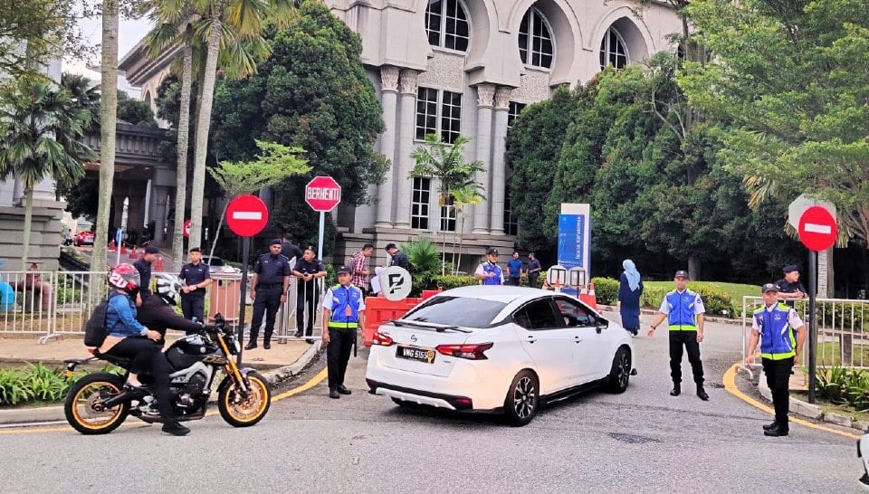 Jalan masuk ke Istana Kehakiman dikawal ketat polis