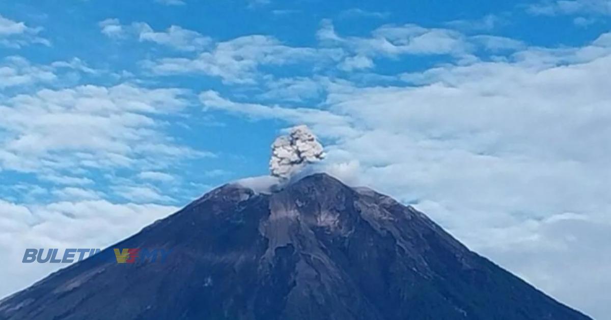 Gunung Semeru di Jawa Timur meletus