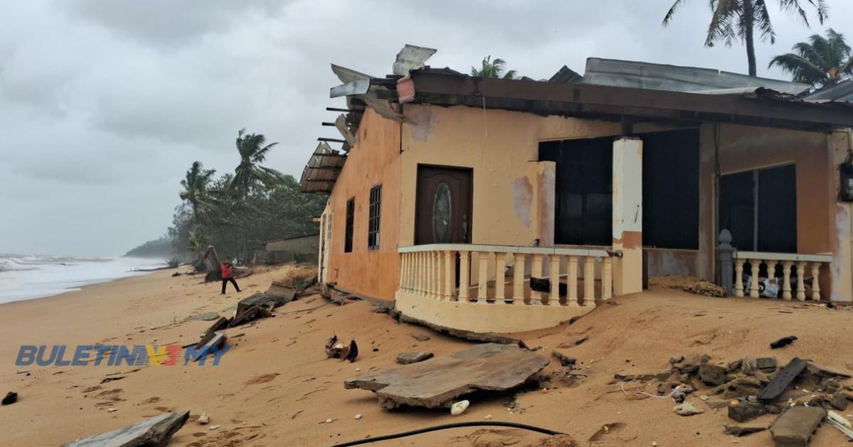 Ombak besar badai rumah penduduk di Kampung Geliga