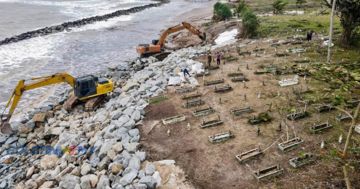 24 kubur lama terjejas angkara ombak