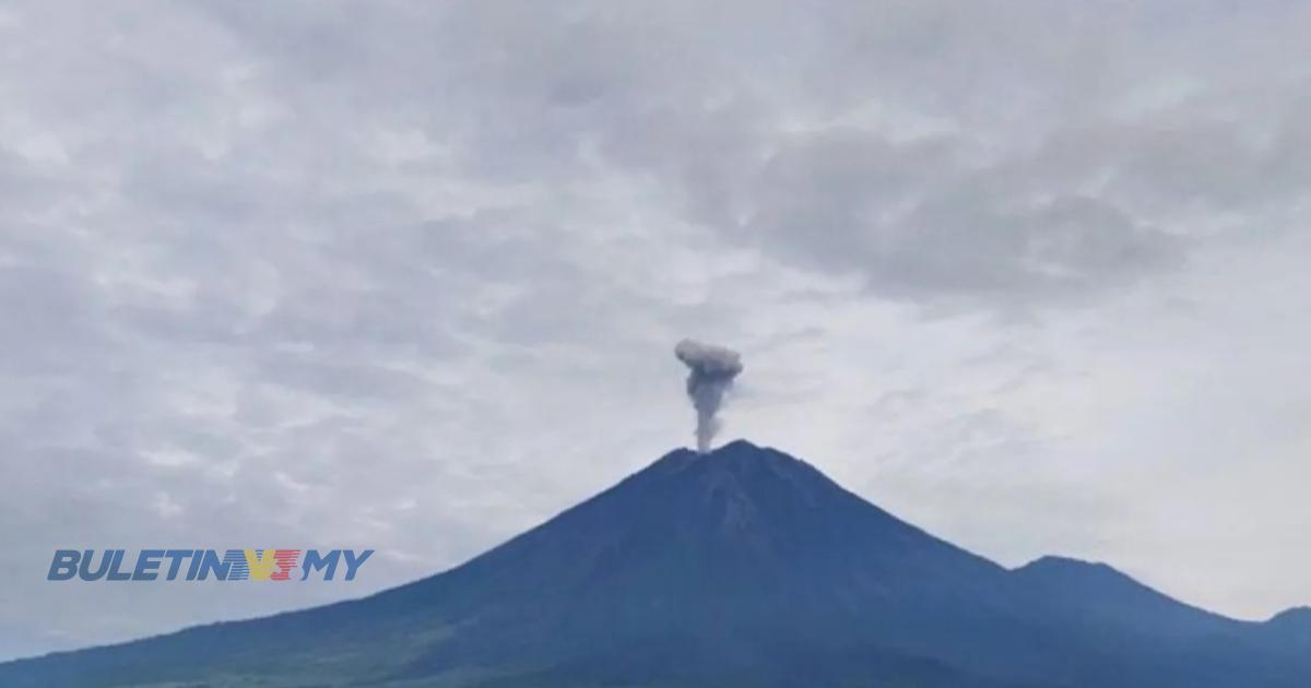 Gunung Semeru meletus, debu dan asap tebal setinggi 1,000 meter