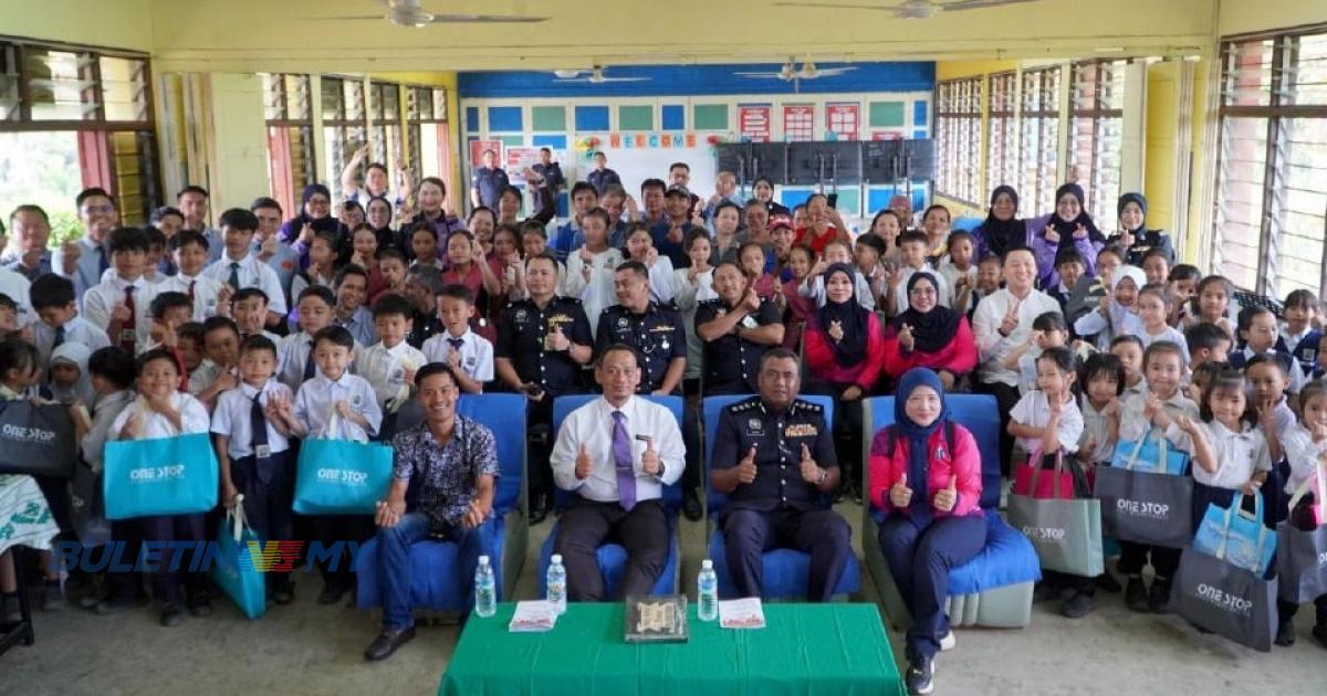 Murid SK Natai dan Poring-Poring terima sumbangan daripada PDRM