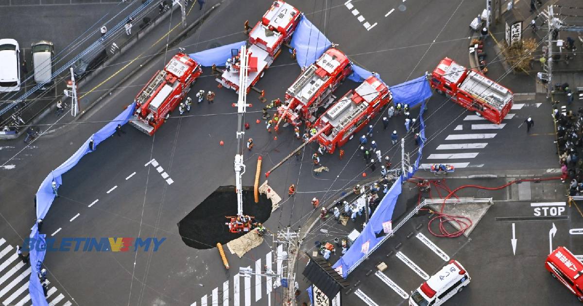 Lori jatuh dalam mendapan tanah di Saitama, Jepun