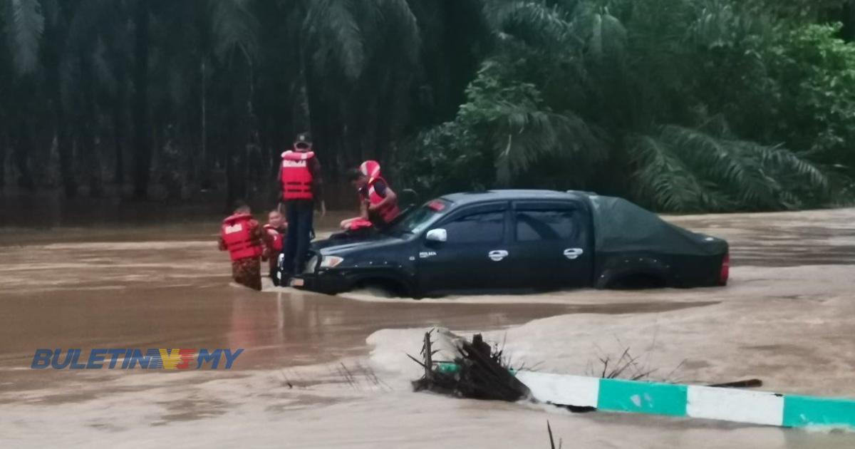 4 sekeluarga terperangkap dalam kenderaan akibat banjir