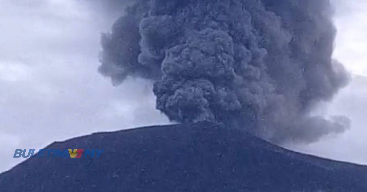 Gunung Marapi di Sumatera Barat meletus