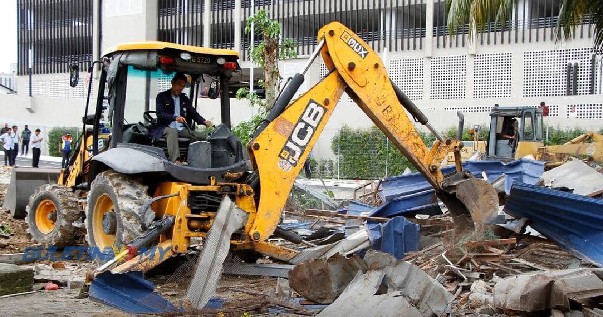 DBKL roboh kandang ternakan atas rizab jalan