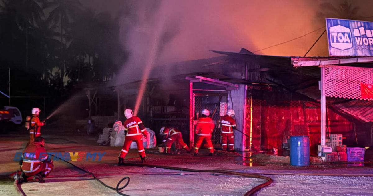 Kedai jual peralatan binaan musnah terbakar