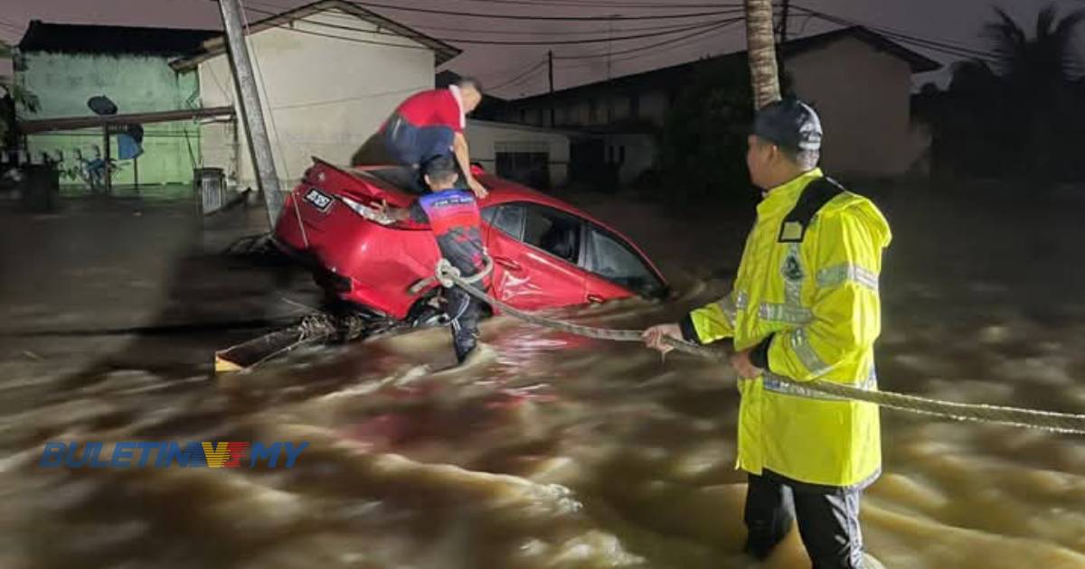 Polis selamatkan lelaki ketika kereta hanyut dibawa arus banjir