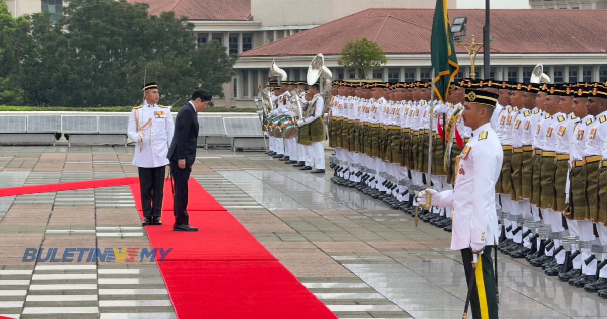 Perdana Menteri Singapura, Lawrence Wong diberi sambutan rasmi di Perdana Putra