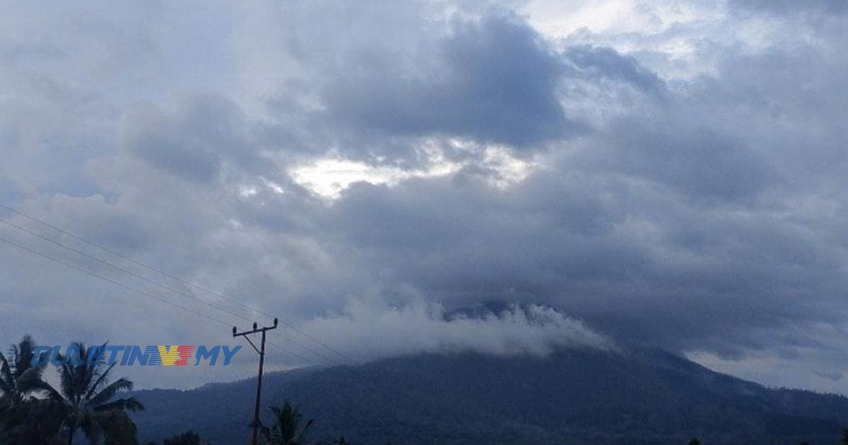 Gunung Berapi Lewotobi Laki-Laki meletus