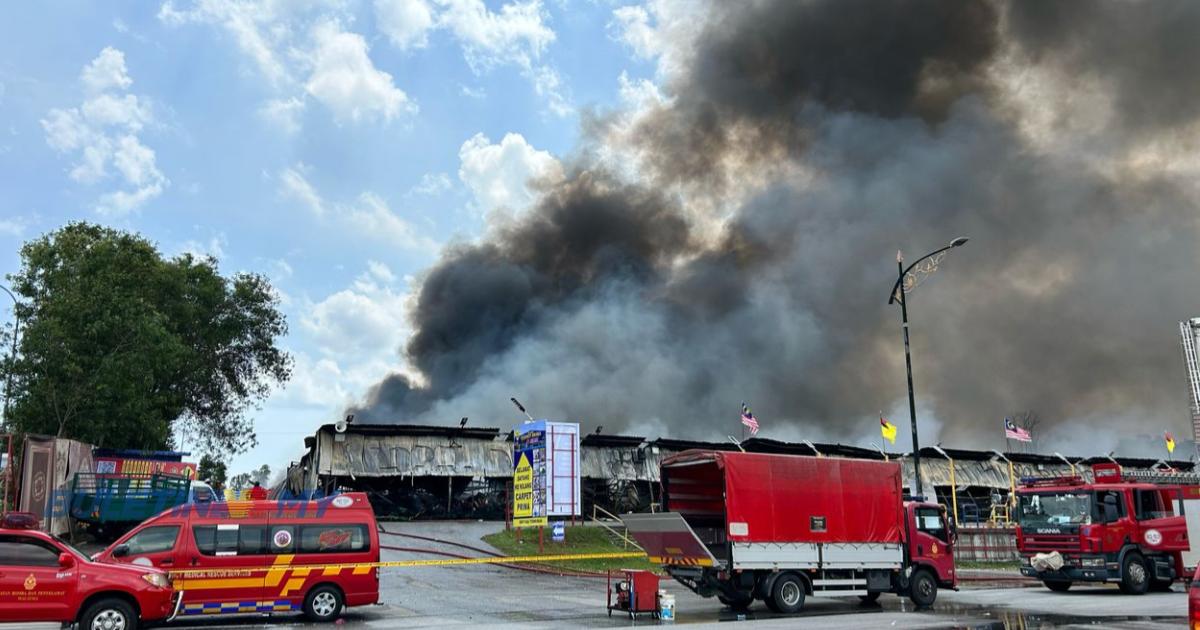 Kebakaran gudang karpet: Operasi pemadaman masih berjalan