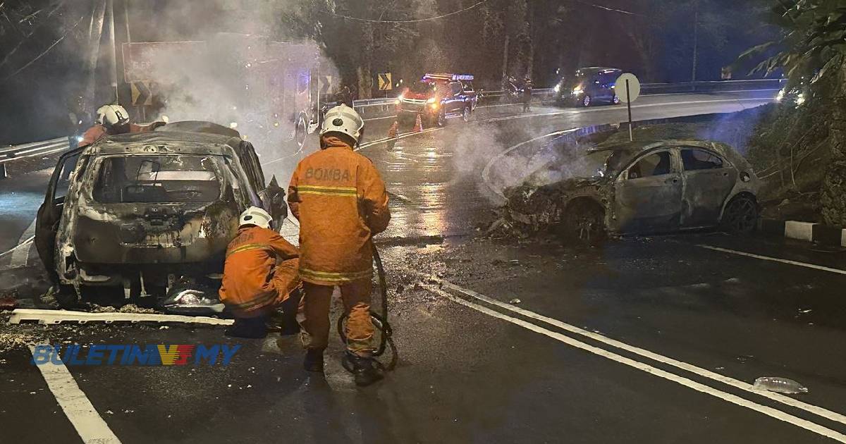 Dua kereta bertembung terbakar, lapan cedera