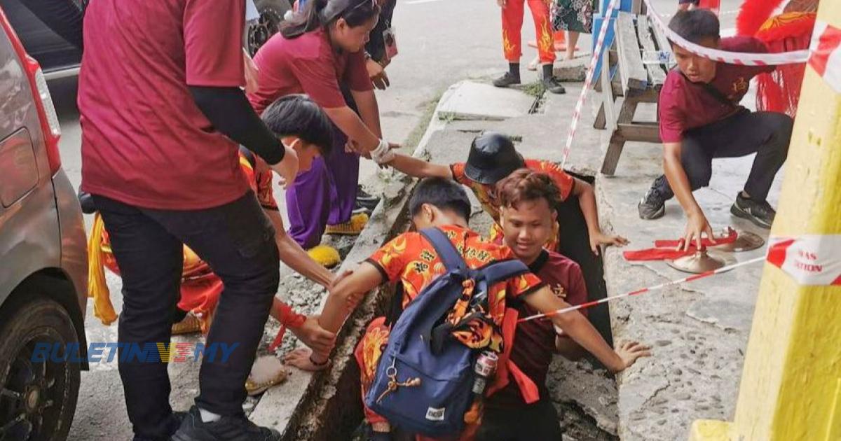 Penari tarian singa jatuh lubang ketika pertunjukan