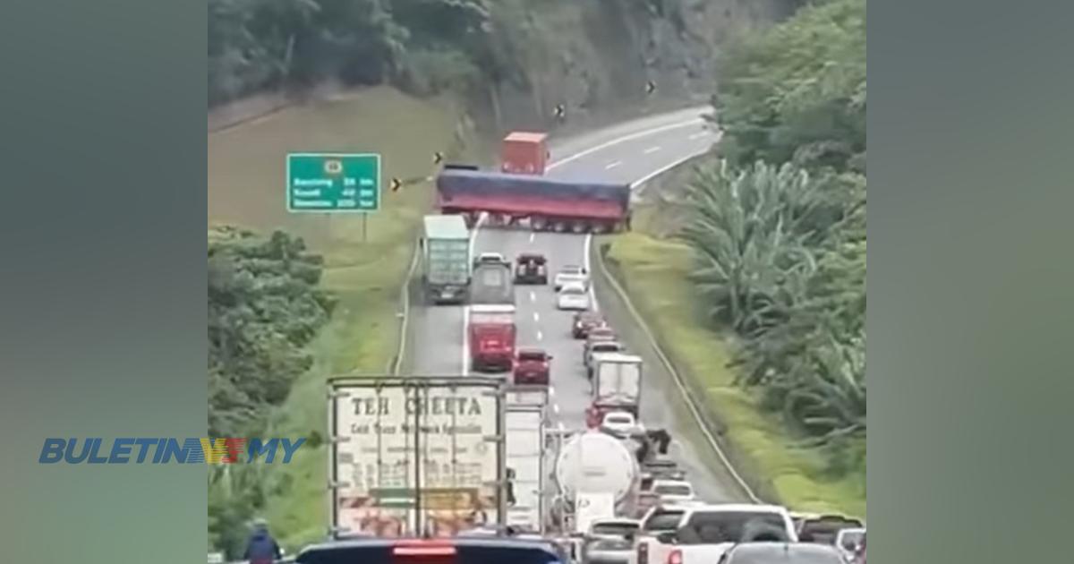 2 treler bawa simen terbalik di Bentong