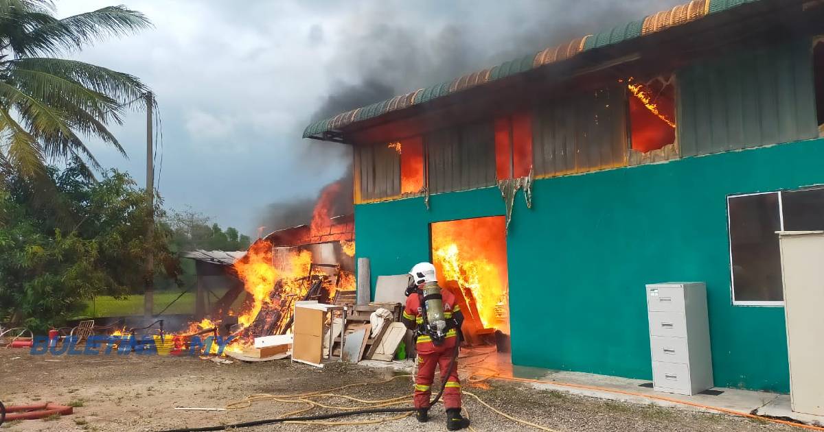 Gudang perabot terbakar, stok sempena Aidilfitri musnah