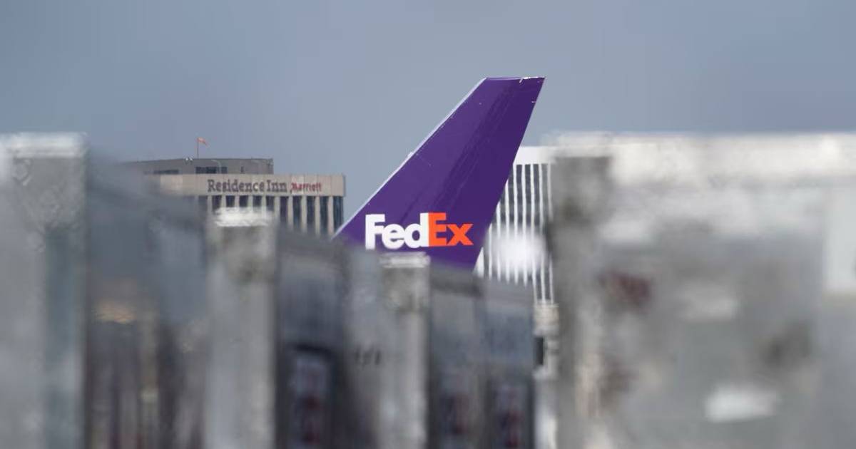 Pesawat FedEx terbakar selepas bertembung dengan burung ketika berlepas