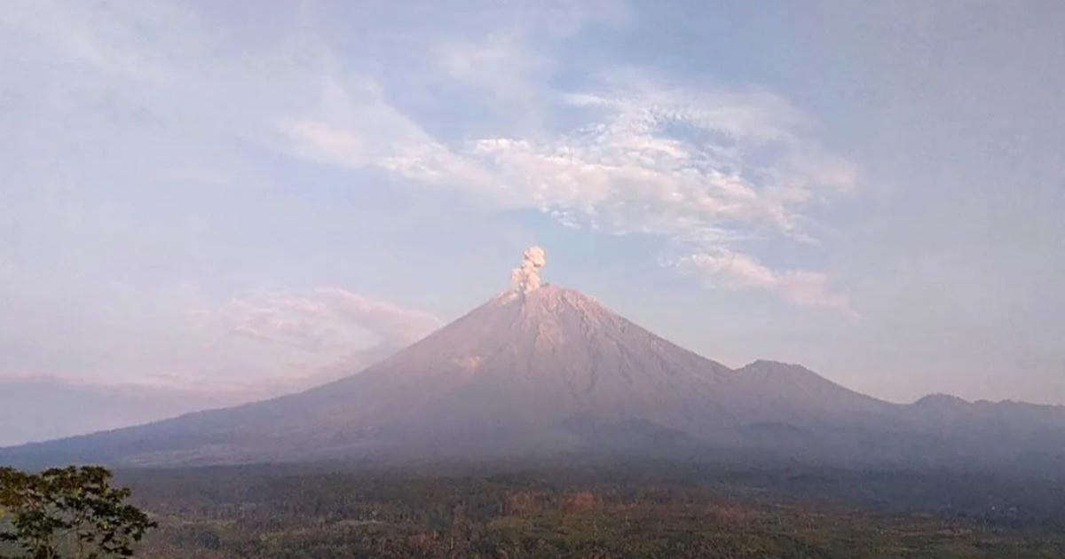 Gunung Semeru di Jawa Timur meletus